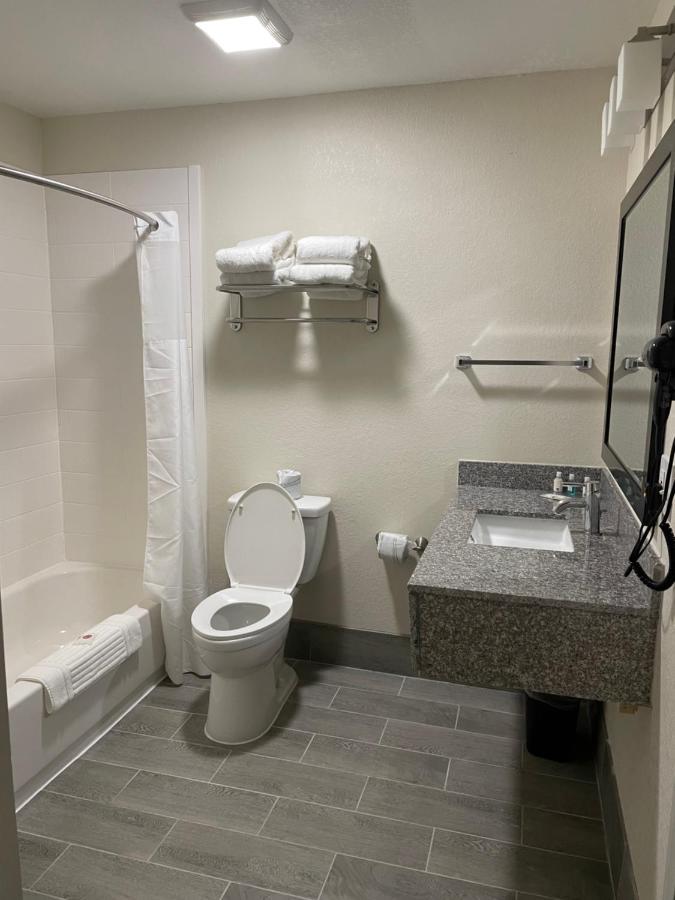Quality Inn & Suites Spring Lake - Fayetteville Near Fort Bragg Zewnętrze zdjęcie