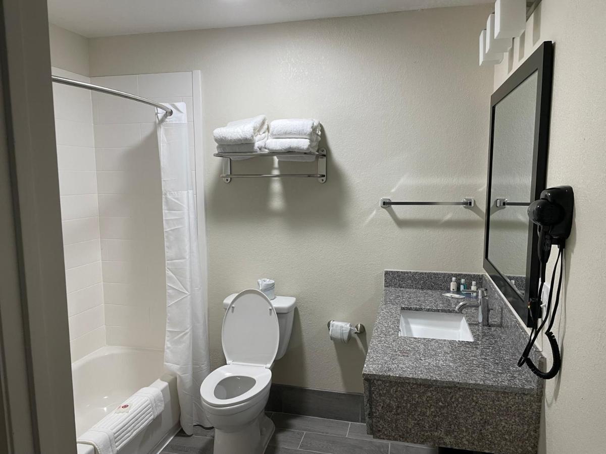 Quality Inn & Suites Spring Lake - Fayetteville Near Fort Bragg Zewnętrze zdjęcie