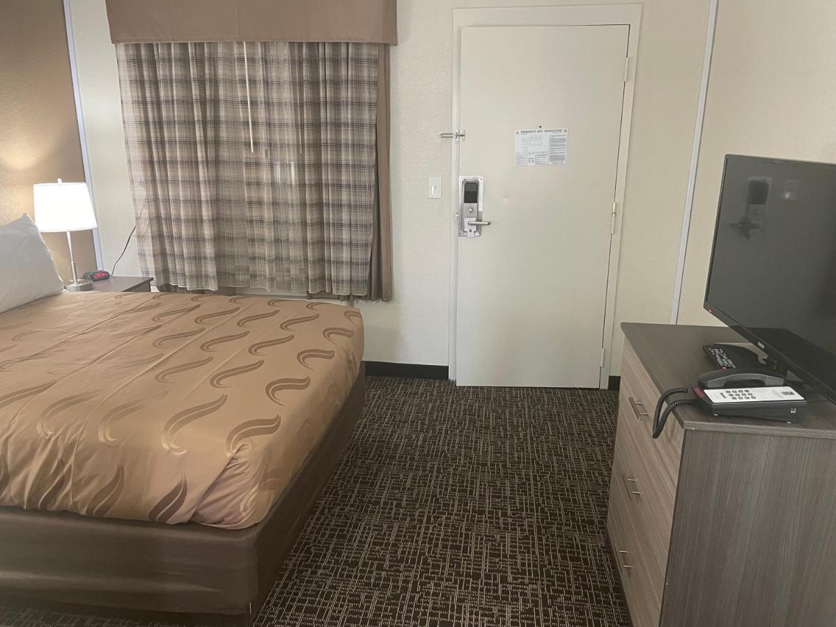 Quality Inn & Suites Spring Lake - Fayetteville Near Fort Bragg Zewnętrze zdjęcie