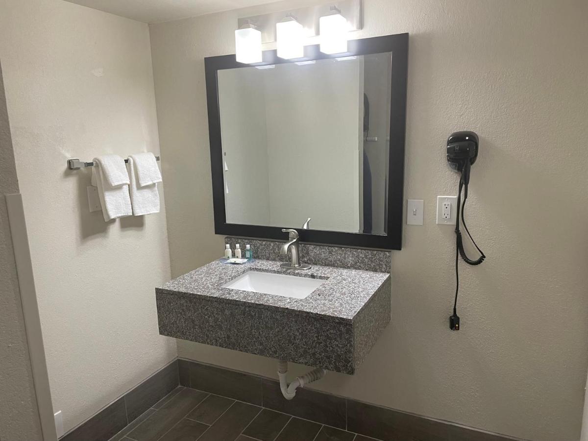 Quality Inn & Suites Spring Lake - Fayetteville Near Fort Bragg Zewnętrze zdjęcie