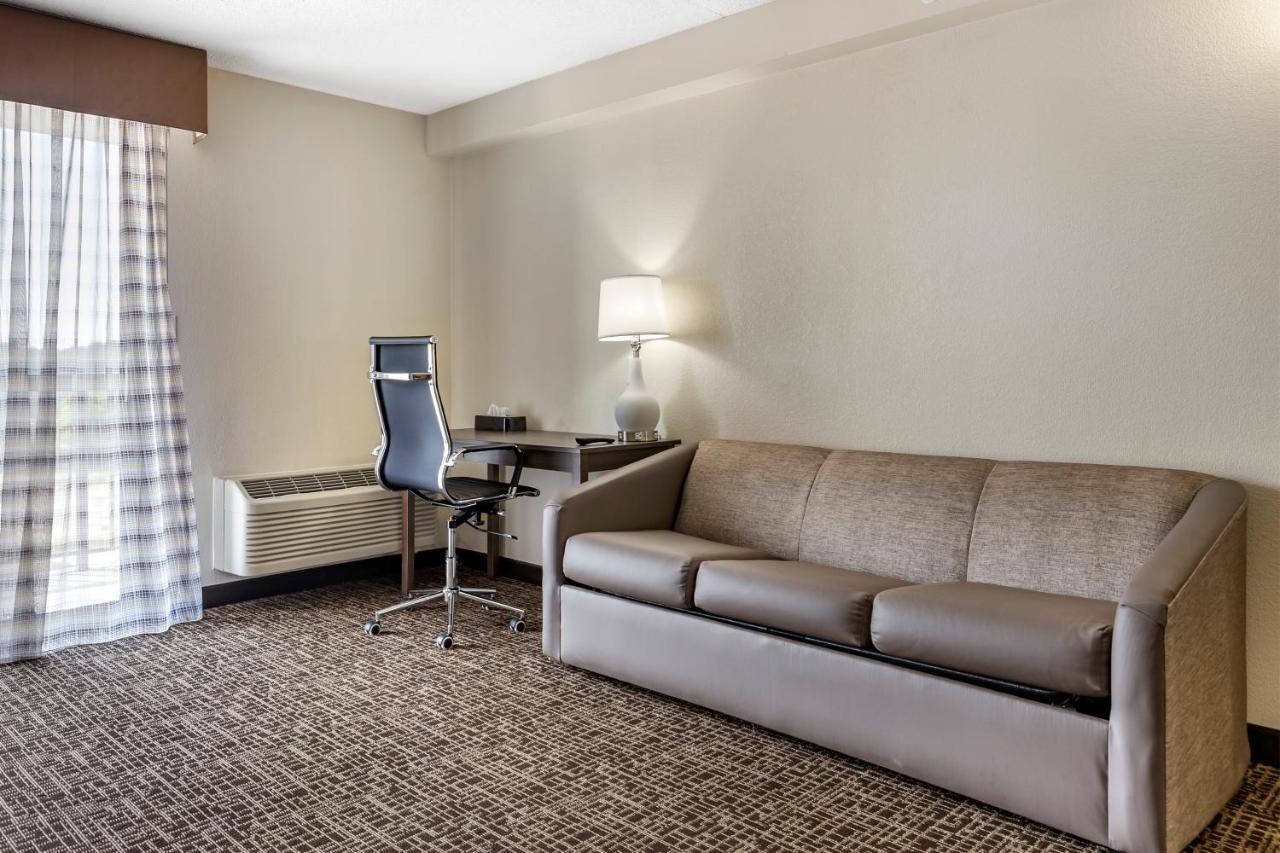 Quality Inn & Suites Spring Lake - Fayetteville Near Fort Bragg Zewnętrze zdjęcie