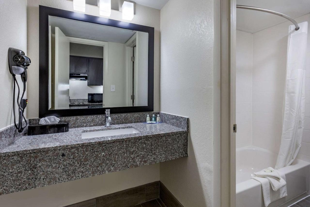 Quality Inn & Suites Spring Lake - Fayetteville Near Fort Bragg Zewnętrze zdjęcie